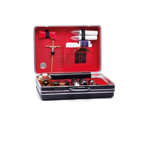 Walizka z wyposażeniem liturgicznym 