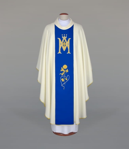 db6c575dcc6ffe2450074540af44e794 Ornat Maryjny zdobiony haftem, wykonanym na modrakowym pasie