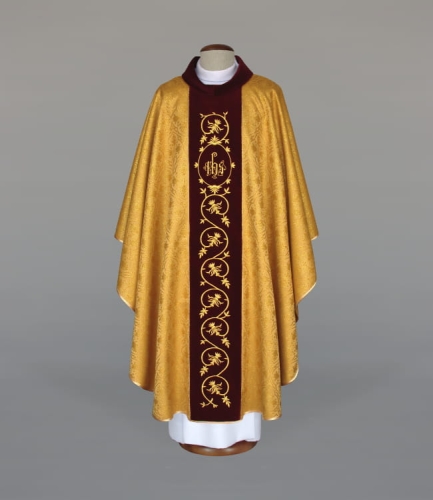 86ecc599cfd513de93d421e2246a36f8 Ornat zdobiony bogatym haftem, wykonanym na aksamitnym pasie