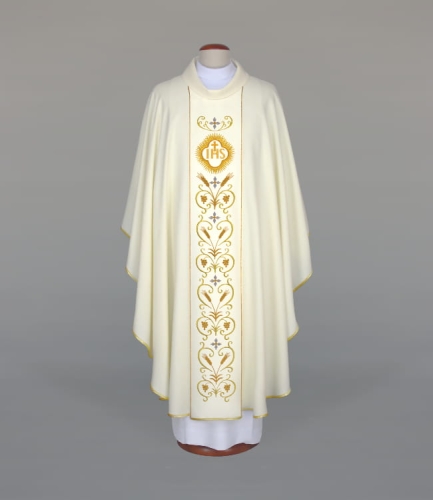 575aa3eface6a76ca00d4a8a08362c74 Ornat zdobiony bogatym haftem, wykonanym na atłasowym pasie