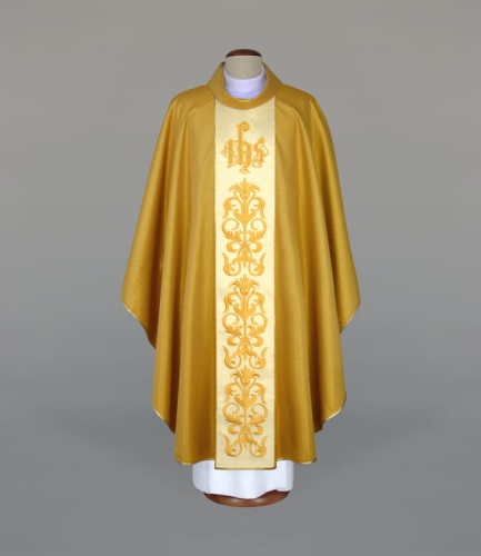 aef6e1fe00218392b3e9e80bd369ac7a Ornat zdobiony bogatym haftem, wykonanym na jasnym pasie