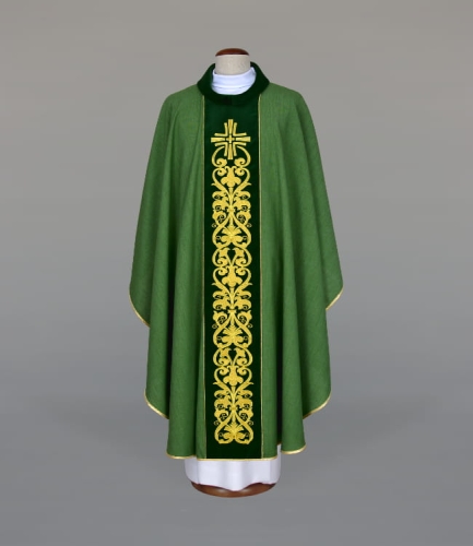 69cac5cee8768dceff89f2acb182eb93 Ornat zdobiony bogatym haftem, wykonanym na aksamitnym pasie