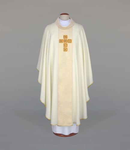 68b399cc3d32ee8f52f25ca0be979b8b Ornat zdobiony kombinacją nowoczesnego haftu i efektownych kamieni