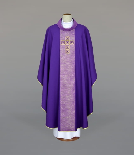 96522cf7c052254d3dee3b1a63f9c064 Ornat zdobiony kombinacją nowoczesnego haftu i efektownych kamieni