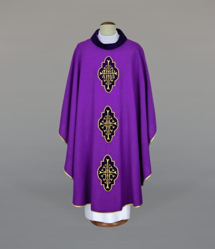 d99680285ddc1918eb87812e4d3b6c52 Ornat zdobiony kombinacją haftu i aksamitnych aplikacji