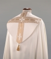 Kapa zdobiona taśmą na przodzie i kołnierzu - ALBP 2-081-11 - Dewocjonalia P.H. Jakóbczak - Katolicki sklep liturgiczny i hurtownia