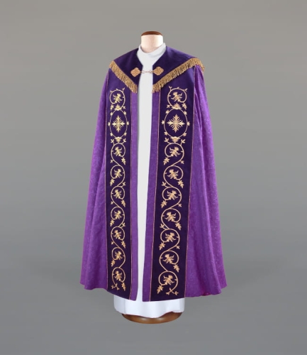 Kapa wykonana z adamaszkowej tkaniny, zdobiona bagatymi pasami i kołnierzem - ALBP 2-091-44 - Dewocjonalia P.H. Jakóbczak - Katolicki sklep liturgiczny i hurtownia