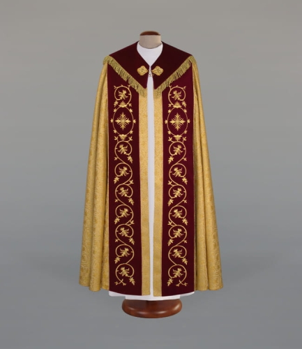 Kapa wykonana z adamaszkowej tkaniny, zdobiona bagatymi pasami i kołnierzem - ALBP 2-091-62 - Dewocjonalia P.H. Jakóbczak - Katolicki sklep liturgiczny i hurtownia