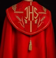 Kapa liturgiczna czerwona z haftem IHS i motywem winorośli - KKP/001/02 - HAF KKP/001/02/20 - Dewocjonalia P.H. Jakóbczak - Katolicki sklep liturgiczny i hurtownia