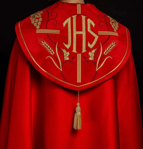 Kapa liturgiczna czerwona z haftem IHS i motywem winorośli - KKP/001/02 - HAF KKP/001/02/20 - Dewocjonalia P.H. Jakóbczak - Katolicki sklep liturgiczny i hurtownia
