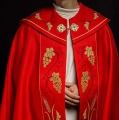 Kapa liturgiczna czerwona z haftem IHS i motywem winorośli - KKP/001/02 - HAF KKP/001/02/20 - Dewocjonalia P.H. Jakóbczak - Katolicki sklep liturgiczny i hurtownia