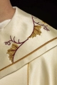 Kapa liturgiczna ecru z haftem IHS i motywem winorośli - KKP/001/05 - HAF KKP/001/05/20 - Dewocjonalia P.H. Jakóbczak - Katolicki sklep liturgiczny i hurtownia