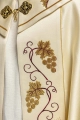 Kapa liturgiczna ecru z haftem IHS i motywem winorośli - KKP/001/05 - HAF KKP/001/05/20 - Dewocjonalia P.H. Jakóbczak - Katolicki sklep liturgiczny i hurtownia
