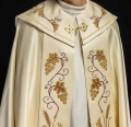 Kapa liturgiczna ecru z haftem IHS i motywem winorośli - KKP/001/05 - HAF KKP/001/05/20 - Dewocjonalia P.H. Jakóbczak - Katolicki sklep liturgiczny i hurtownia