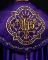 Kapa liturgiczna fioletowa z wypukłym haftem IHS - KKP/004/03 - HAF KKP/004/03/20 - Dewocjonalia P.H. Jakóbczak - Katolicki sklep liturgiczny i hurtownia