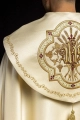 Kapa liturgiczna ecru z wypukłym haftem IHS - KKP/004/05 - HAF KKP/004/05/20 - Dewocjonalia P.H. Jakóbczak - Katolicki sklep liturgiczny i hurtownia