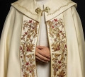 Kapa liturgiczna ecru z wypukłym haftem IHS - KKP/004/05 - HAF KKP/004/05/20 - Dewocjonalia P.H. Jakóbczak - Katolicki sklep liturgiczny i hurtownia