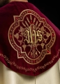 Kapa liturgiczna ecru z haftem IHS na ozdobnym panelu - KKP/004/05 - HAF KKP/004/05/20/PA - Dewocjonalia P.H. Jakóbczak - Katolicki sklep liturgiczny i hurtownia