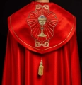 Kapa liturgiczna czerwona z haftem kielicha i IHS - KKP/006/02 - HAF KKP/006/02/20 - Dewocjonalia P.H. Jakóbczak - Katolicki sklep liturgiczny i hurtownia