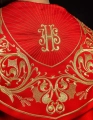 Kapa liturgiczna czerwona z bogatym haftem IHS - KKP/009/02 - HAF KKP/009/02/20 - Dewocjonalia P.H. Jakóbczak - Katolicki sklep liturgiczny i hurtownia