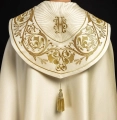 Kapa liturgiczna ecru z bogatym haftem IHS - KKP/009/05 - HAF KKP/009/05/20 - Dewocjonalia P.H. Jakóbczak - Katolicki sklep liturgiczny i hurtownia