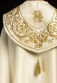 Kapa liturgiczna ecru z bogatym haftem IHS - KKP/009/05 - HAF KKP/009/05/20 - Dewocjonalia P.H. Jakóbczak - Katolicki sklep liturgiczny i hurtownia