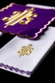 Komplet kielichowy bawełniany z haftowanym motywem IHS w kolorze czerwonym - KK/029/03 - HAF KK/029/03 - Dewocjonalia P.H. Jakóbczak - Katolicki sklep liturgiczny i hurtownia