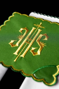 Komplet kielichowy bawełniany z haftowanym motywem IHS w kolorze czerwonym - KK/029/01