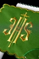 Komplet kielichowy bawełniany z haftowanym motywem IHS w kolorze czerwonym - KK/029/01 - HAF KK/029/01 - Dewocjonalia P.H. Jakóbczak - Katolicki sklep liturgiczny i hurtownia