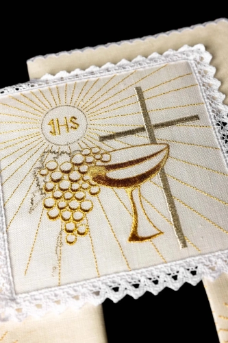 Komplet kielichowy lniany z haftowanym motywem kielicha i krzyża w kolorze czerwonym - KKL/091 - HAF KKL/091 - Dewocjonalia P.H. Jakóbczak - Katolicki sklep liturgiczny i hurtownia