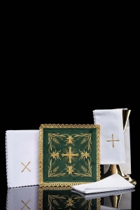 Komplet kielichowy aksamitny z haftowanym motywem liturgicznym w kolorze czerwonym - KK/5001/C3