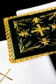 Komplet kielichowy aksamitny z haftowanym motywem liturgicznym w kolorze czerwonym - KK/5001/C3 - HAF KK/5001/C3 - Dewocjonalia P.H. Jakóbczak - Katolicki sklep liturgiczny i hurtownia