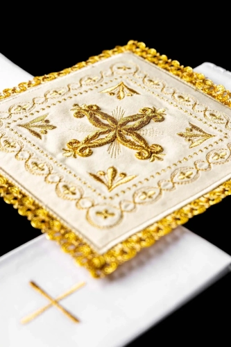 Komplet bielizny kielichowej ecru ze złotym haftem krzyża z ornamentem - HAF KK/5006/C2 - Dewocjonalia P.H. Jakóbczak - Katolicki sklep liturgiczny i hurtownia