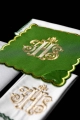 Komplet kielichowy bawełniany z haftowanym motywem IHS w kolorze czerwonym - KK/072/01 - HAF KK/072/01 - Dewocjonalia P.H. Jakóbczak - Katolicki sklep liturgiczny i hurtownia