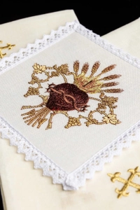 Komplet kielichowy lniany z haftowanym motywem kielicha eucharystycznego w kolorze czerwonym - KKL/167