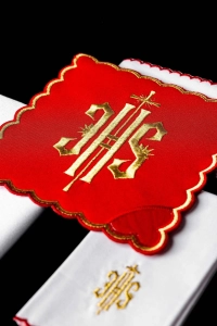 Komplet kielichowy bawełniany z haftowanym motywem IHS w kolorze czerwonym - KK/029/02