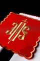 Komplet kielichowy bawełniany z haftowanym motywem IHS w kolorze czerwonym - KK/029/02 - HAF KK/029/02 - Dewocjonalia P.H. Jakóbczak - Katolicki sklep liturgiczny i hurtownia