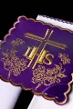 Komplet kielichowy bawełniany z haftowanym motywem IHS w kolorze czerwonym - KK/156/03 - HAF KK/156/03 - Dewocjonalia P.H. Jakóbczak - Katolicki sklep liturgiczny i hurtownia