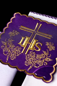 Komplet kielichowy bawełniany z haftowanym motywem IHS w kolorze czerwonym - KK/156/03
