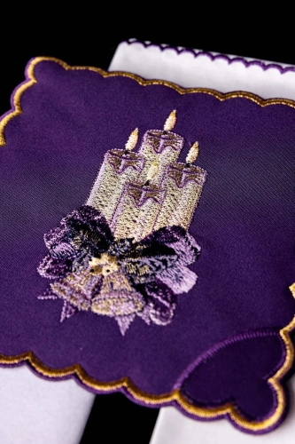 Komplet bielizny kielichowej fioletowy z wielokolorowym haftem świec adwentowych - HAF KK/169 - Dewocjonalia P.H. Jakóbczak - Katolicki sklep liturgiczny i hurtownia