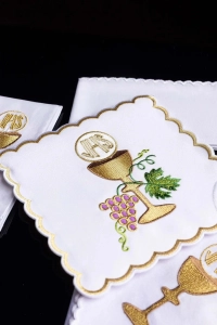 Komplet kielichowy bawełniany z haftowanym motywem kielicha eucharystycznego w kolorze czerwonym - KK/058