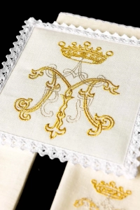 Komplet kielichowy lniany z haftowanym motywem maryjnym w kolorze złotym - KKL/020