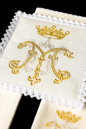 Komplet bielizny kielichowej biały ze złotym haftem symbolu maryjnego - HAF KKL/020 - Dewocjonalia P.H. Jakóbczak - Katolicki sklep liturgiczny i hurtownia