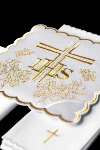 Komplet kielichowy bawełniany z haftowanym motywem kielicha eucharystycznego w kolorze złotym - KK/156/04