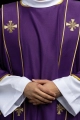 Dalmatyka liturgiczna fioletowa z ozdobnymi pasami i haftem złotego krzyża - KDL/285/03/53/B - HAF KDL/285/03/53/B - Dewocjonalia P.H. Jakóbczak - Katolicki sklep liturgiczny i hurtownia