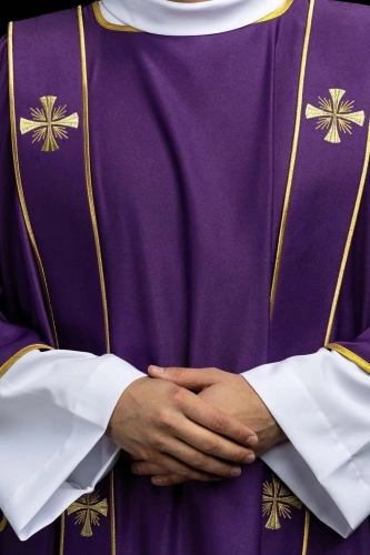 Dalmatyka liturgiczna fioletowa z ozdobnymi pasami i haftem złotego krzyża - KDL/285/03/53/B - HAF KDL/285/03/53/B - Dewocjonalia P.H. Jakóbczak - Katolicki sklep liturgiczny i hurtownia