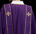 Dalmatyka liturgiczna fioletowa z ozdobnymi pasami i haftem złotego krzyża - KDL/285/03/53/B - HAF KDL/285/03/53/B - Dewocjonalia P.H. Jakóbczak - Katolicki sklep liturgiczny i hurtownia