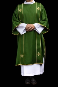 Dalmatyka liturgiczna zielona z ozdobnymi pasami i haftem złotego krzyża - KDL/285/01/53/B