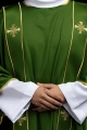 Dalmatyka liturgiczna zielona z ozdobnymi pasami i haftem złotego krzyża - KDL/285/01/53/B - HAF KDL/285/01/53/B - Dewocjonalia P.H. Jakóbczak - Katolicki sklep liturgiczny i hurtownia