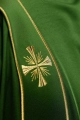 Dalmatyka liturgiczna zielona z ozdobnymi pasami i haftem złotego krzyża - KDL/285/01/53/B - HAF KDL/285/01/53/B - Dewocjonalia P.H. Jakóbczak - Katolicki sklep liturgiczny i hurtownia